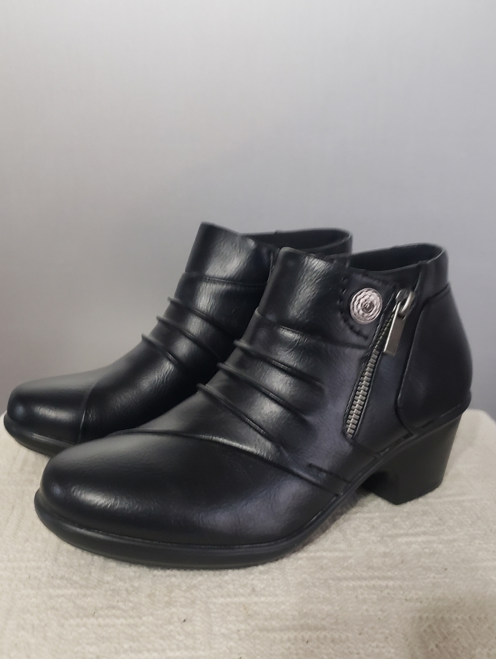 WOMENS NWT CROFT & BARROW SAND TIGER BLACK ORTHOLITE ANKLE BOOTS. SZ 6.5 MED